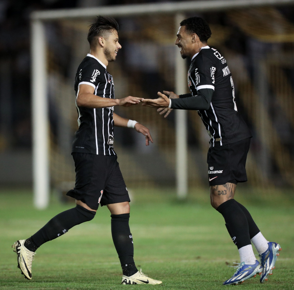 Romero e Matheus Frana comemorando gol